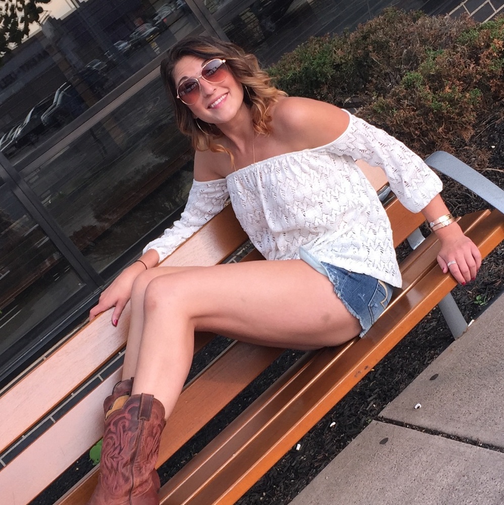 Hellllllo.... is it me you're looking for?!?